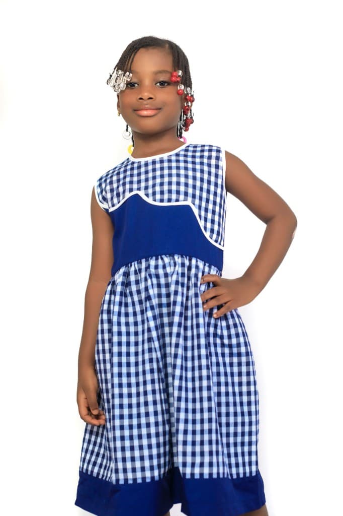 Jupe bleue fille vue dos